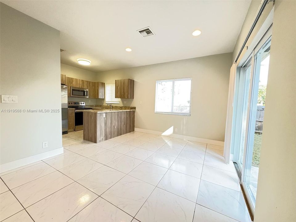 出租: $3,000 (3 贝兹, 2 浴室, 1567 平方英尺)