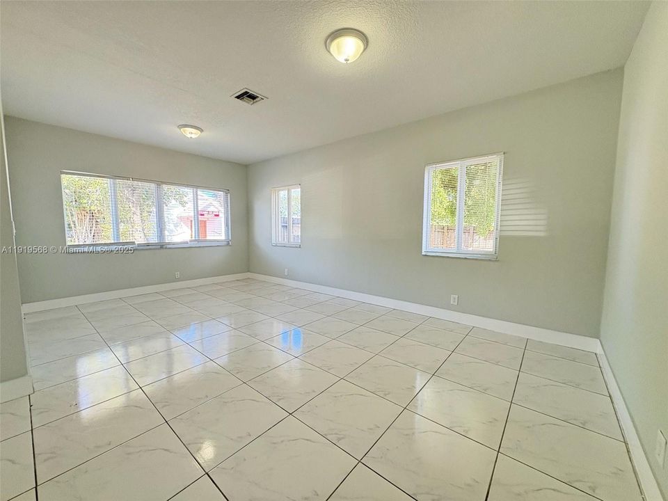 出租: $3,000 (3 贝兹, 2 浴室, 1567 平方英尺)