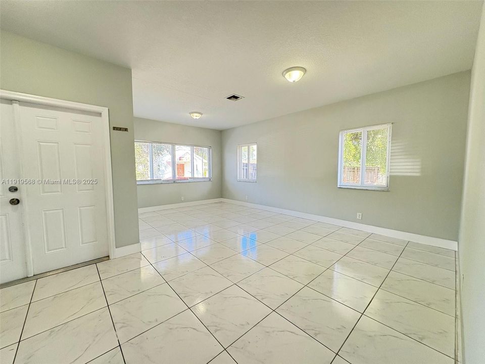 出租: $3,000 (3 贝兹, 2 浴室, 1567 平方英尺)