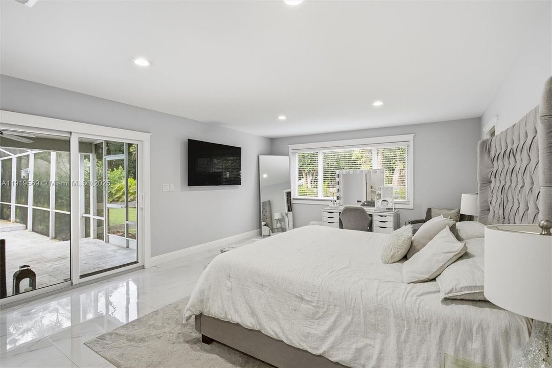 For Sale: $1,700,000 (5 beds, 3 baths, 3500 Square Feet)