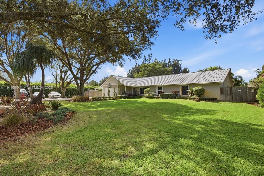 For Sale: $1,700,000 (5 beds, 3 baths, 3500 Square Feet)