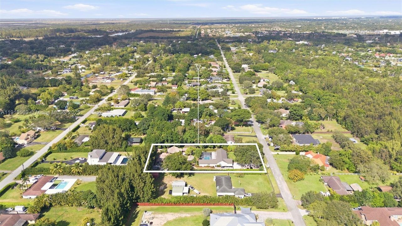 For Sale: $1,700,000 (5 beds, 3 baths, 3500 Square Feet)