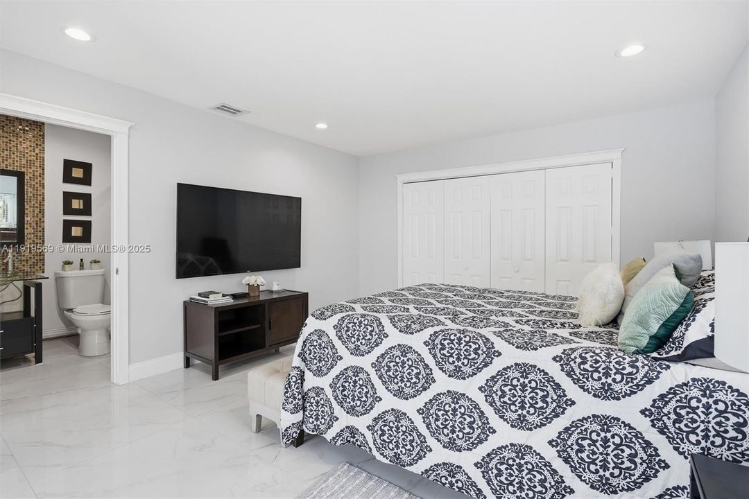 For Sale: $1,700,000 (5 beds, 3 baths, 3500 Square Feet)