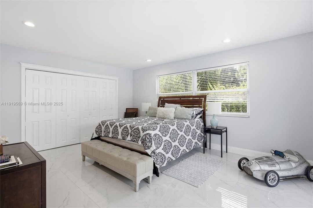 For Sale: $1,700,000 (5 beds, 3 baths, 3500 Square Feet)