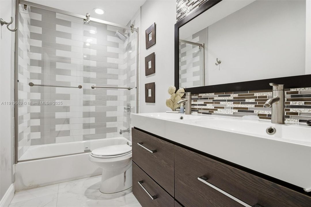 For Sale: $1,700,000 (5 beds, 3 baths, 3500 Square Feet)