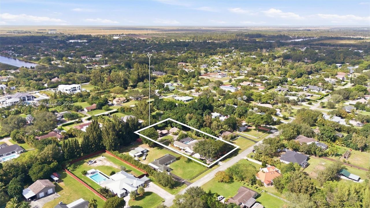 For Sale: $1,700,000 (5 beds, 3 baths, 3500 Square Feet)