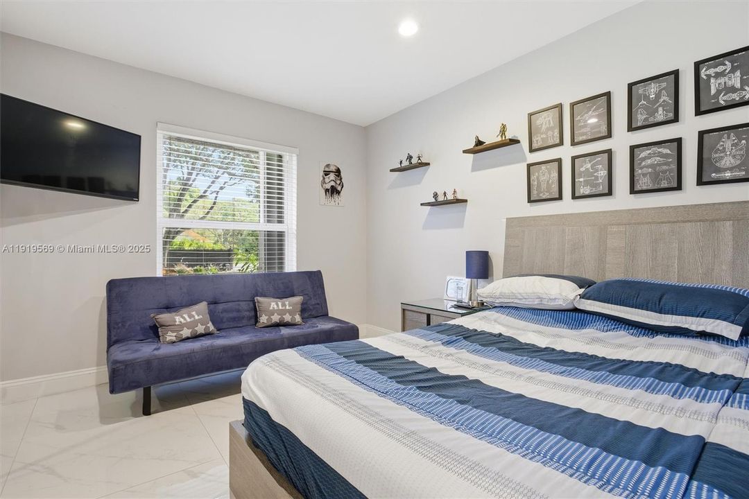 For Sale: $1,700,000 (5 beds, 3 baths, 3500 Square Feet)