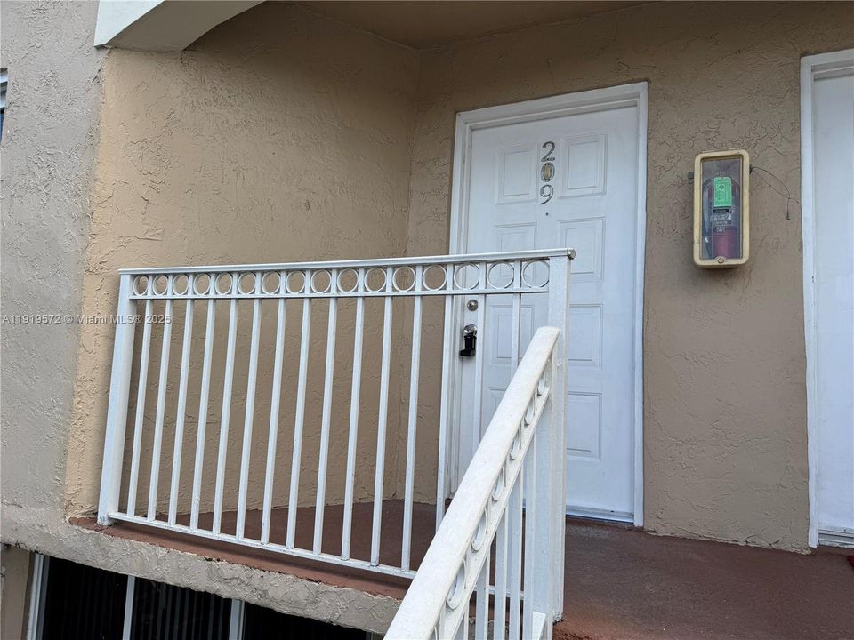 Active With Contract: $2,250 (2 beds, 2 baths, 859 Square Feet)