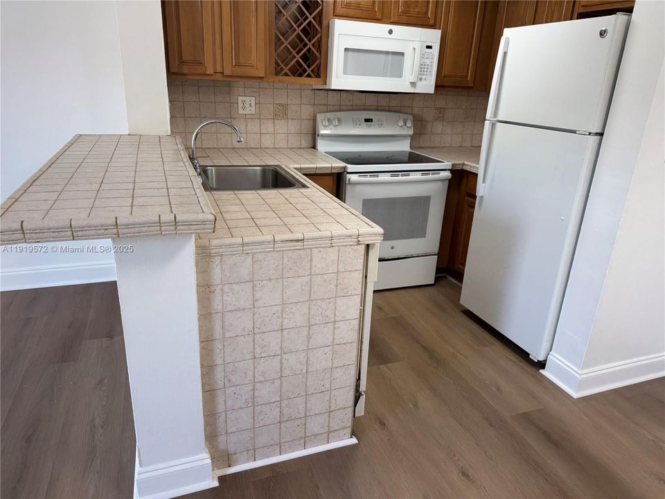 Active With Contract: $2,250 (2 beds, 2 baths, 859 Square Feet)