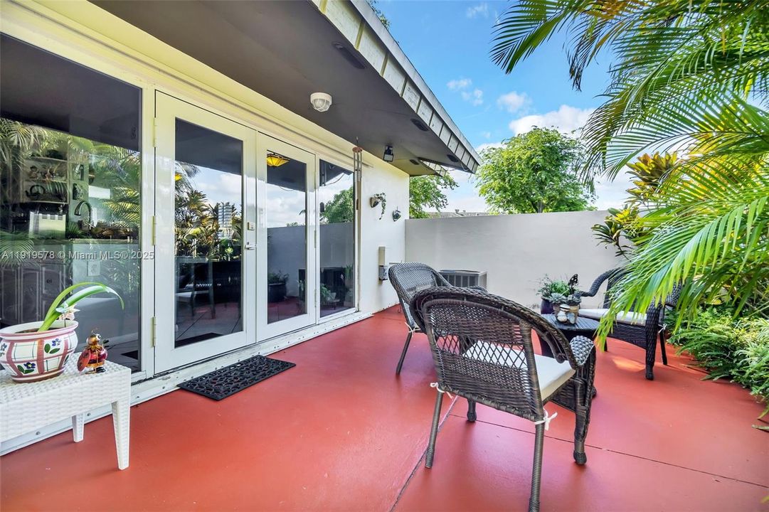 Под контрактом: $480,000 (3 спален, 2 ванн, 1225 Квадратных фут)