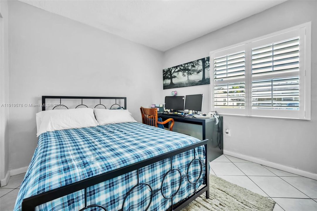 Под контрактом: $480,000 (3 спален, 2 ванн, 1225 Квадратных фут)