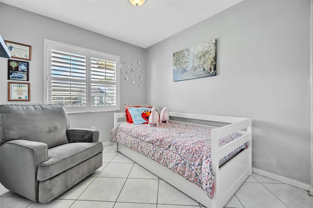 Под контрактом: $480,000 (3 спален, 2 ванн, 1225 Квадратных фут)