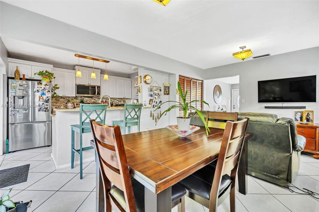 Под контрактом: $480,000 (3 спален, 2 ванн, 1225 Квадратных фут)