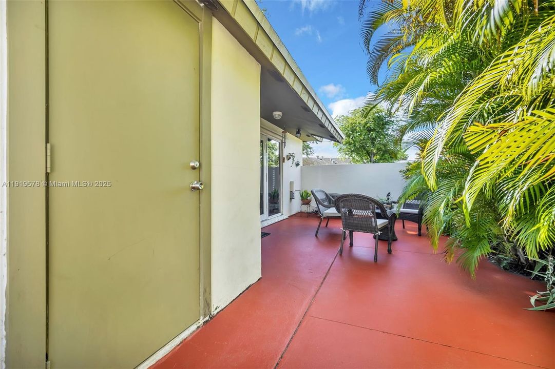 Под контрактом: $480,000 (3 спален, 2 ванн, 1225 Квадратных фут)