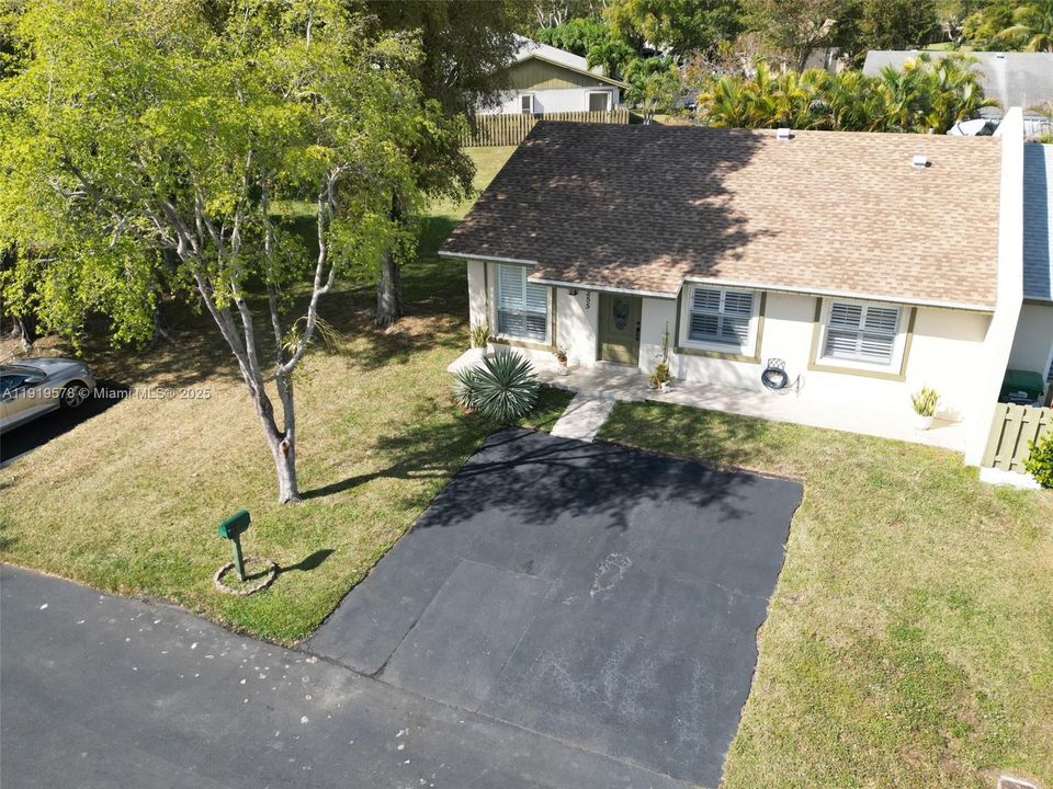 Под контрактом: $480,000 (3 спален, 2 ванн, 1225 Квадратных фут)