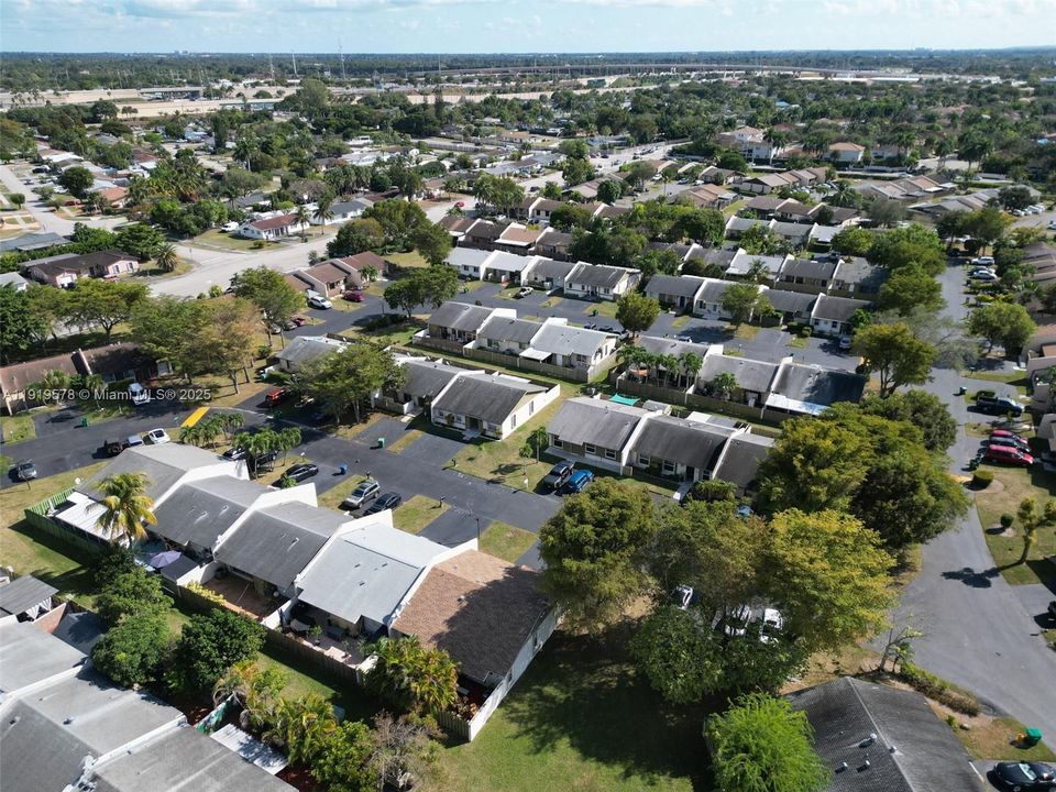 Под контрактом: $480,000 (3 спален, 2 ванн, 1225 Квадратных фут)