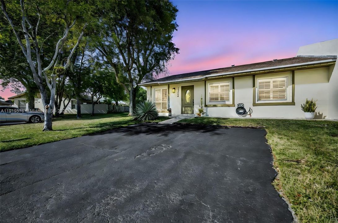 Под контрактом: $480,000 (3 спален, 2 ванн, 1225 Квадратных фут)