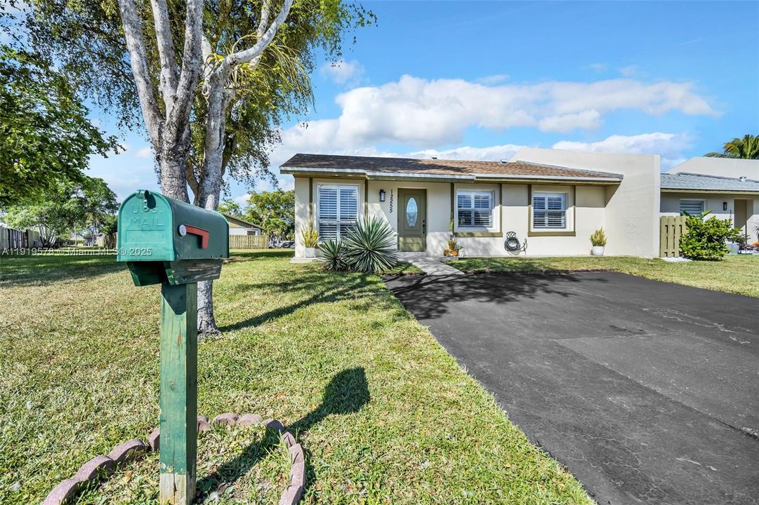 Под контрактом: $480,000 (3 спален, 2 ванн, 1225 Квадратных фут)