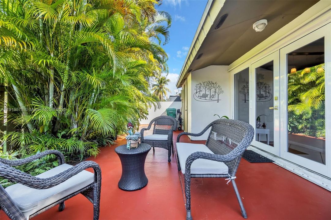 Под контрактом: $480,000 (3 спален, 2 ванн, 1225 Квадратных фут)