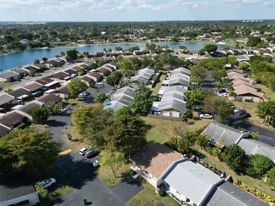 Под контрактом: $480,000 (3 спален, 2 ванн, 1225 Квадратных фут)