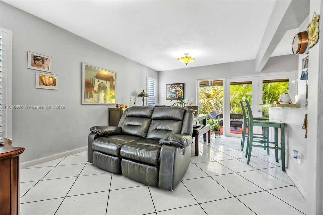 Под контрактом: $480,000 (3 спален, 2 ванн, 1225 Квадратных фут)