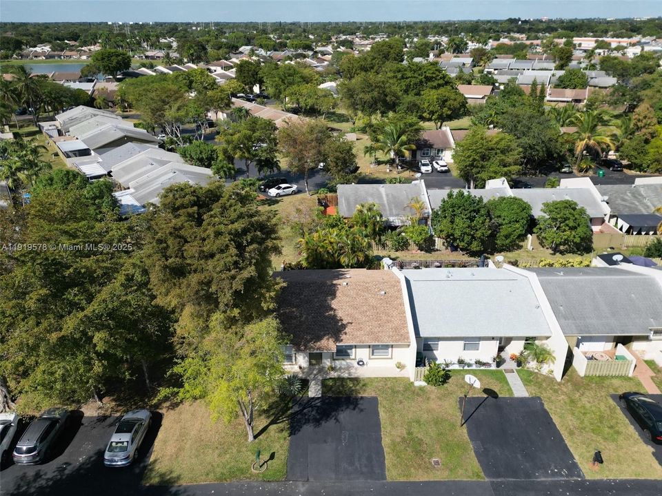 Под контрактом: $480,000 (3 спален, 2 ванн, 1225 Квадратных фут)