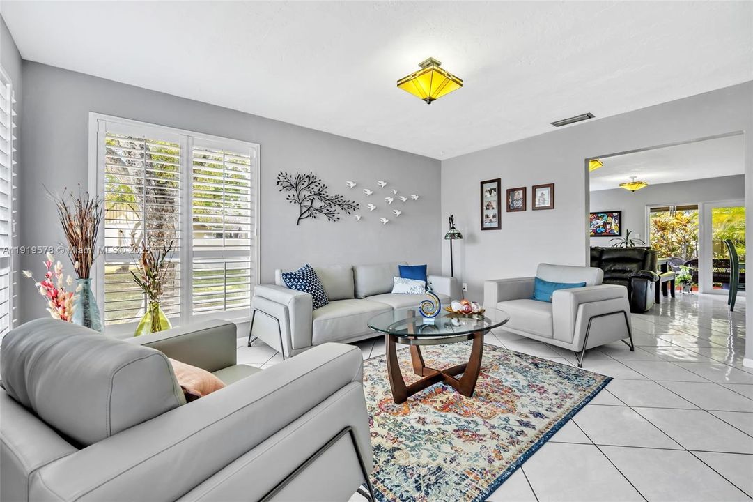 Под контрактом: $480,000 (3 спален, 2 ванн, 1225 Квадратных фут)