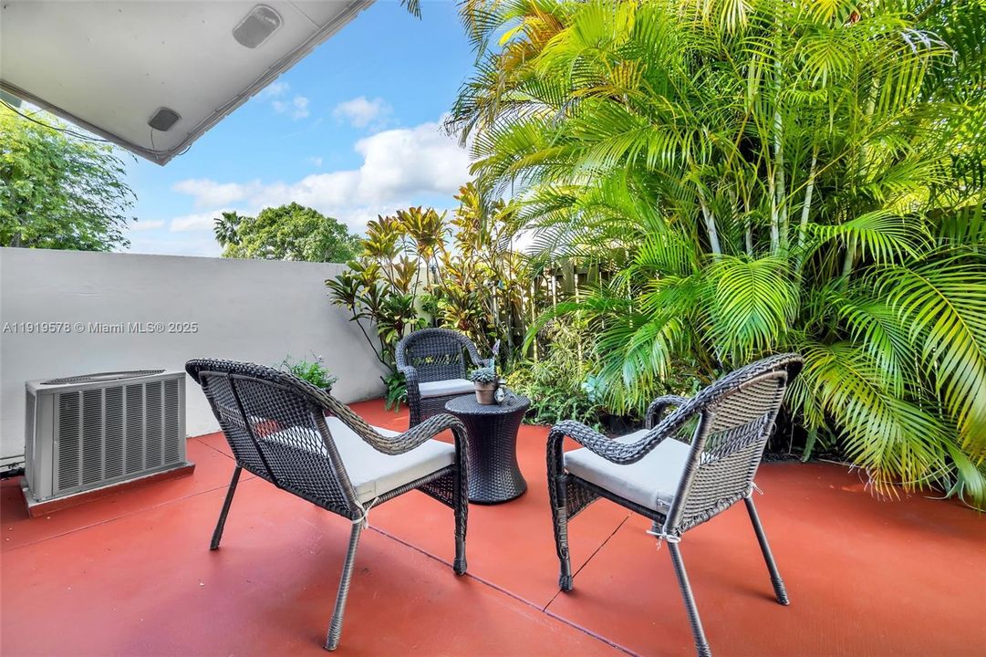 Под контрактом: $480,000 (3 спален, 2 ванн, 1225 Квадратных фут)