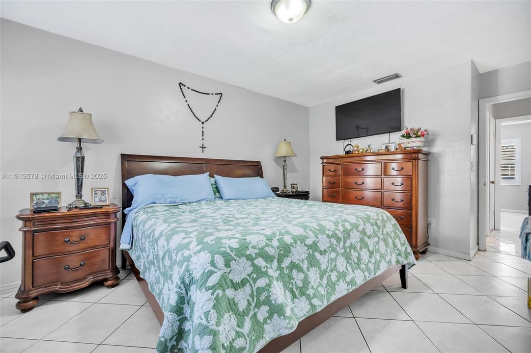 Под контрактом: $480,000 (3 спален, 2 ванн, 1225 Квадратных фут)