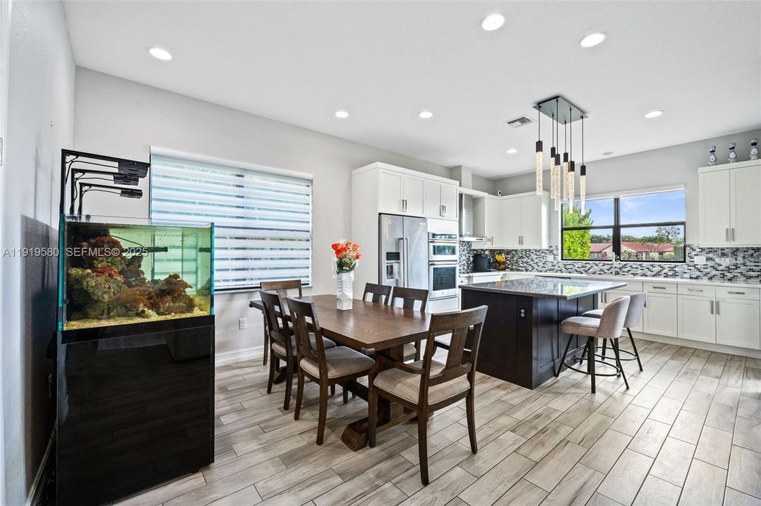 待售: $950,000 (4 贝兹, 2 浴室, 2078 平方英尺)