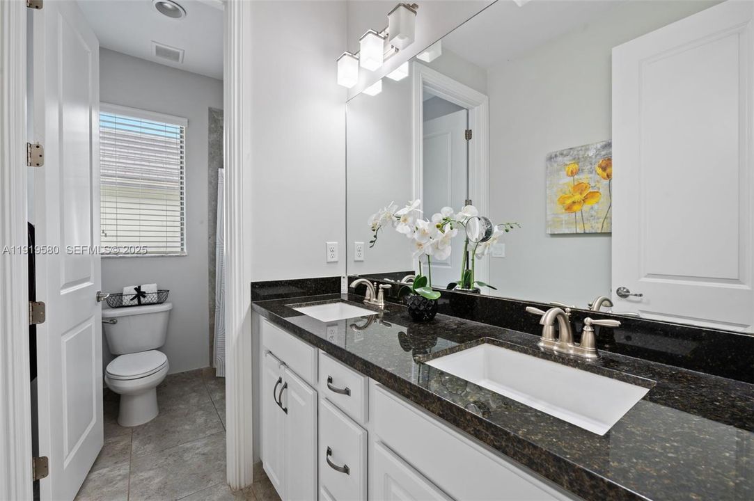 待售: $950,000 (4 贝兹, 2 浴室, 2078 平方英尺)