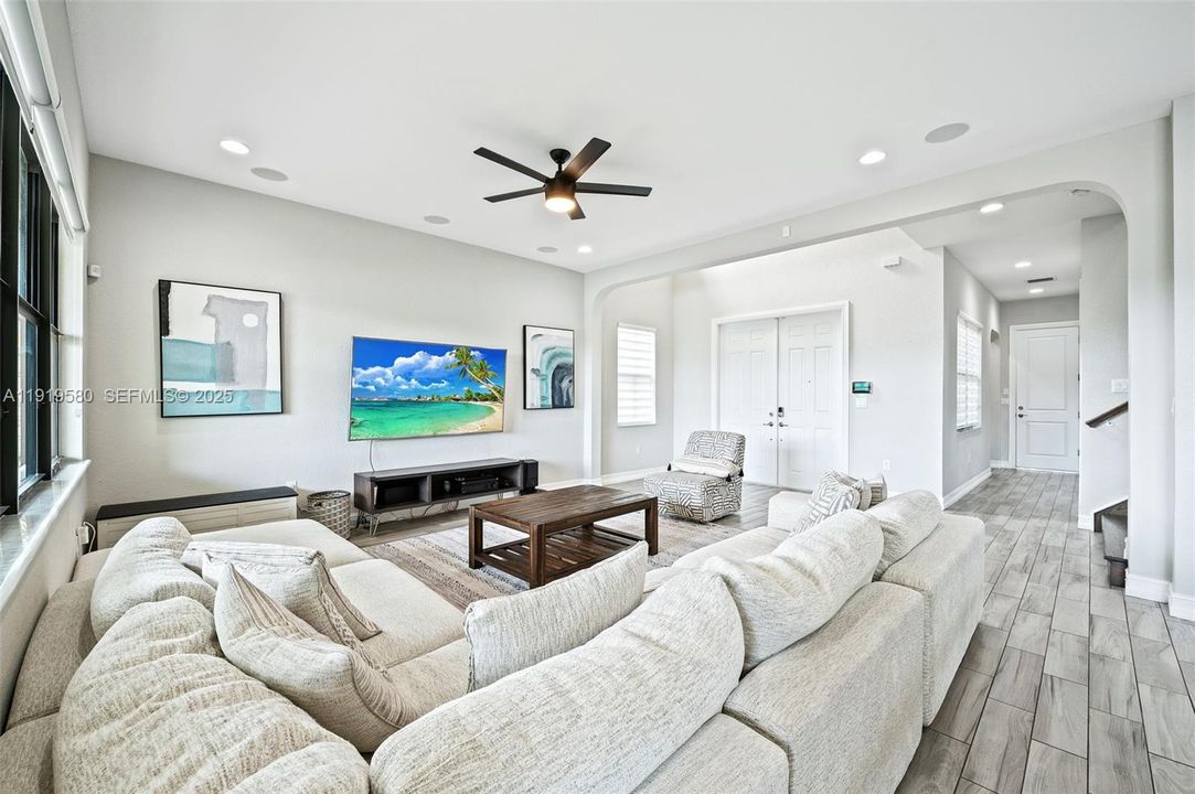 待售: $950,000 (4 贝兹, 2 浴室, 2078 平方英尺)