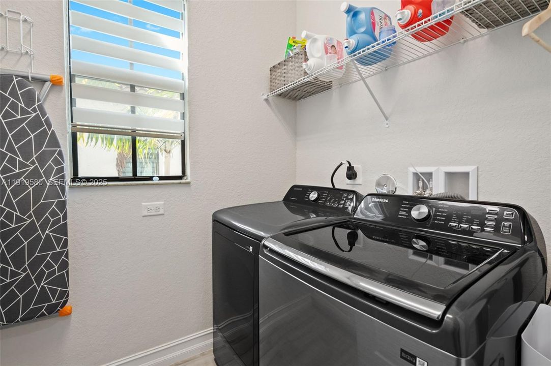 待售: $950,000 (4 贝兹, 2 浴室, 2078 平方英尺)