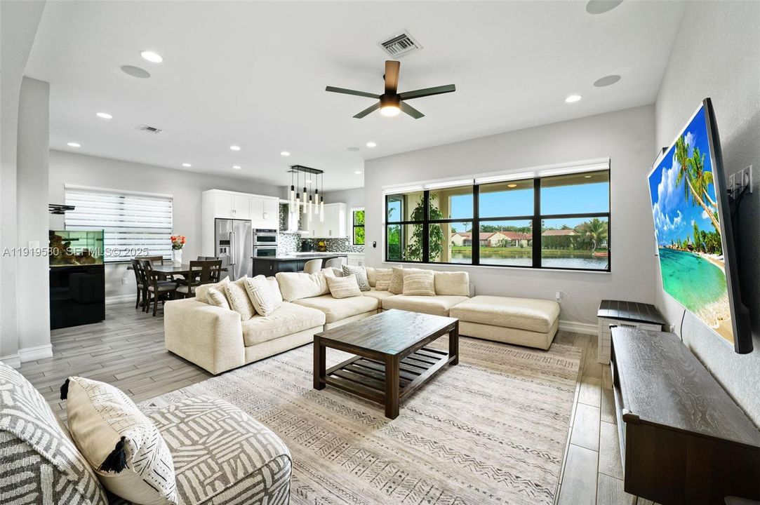 待售: $950,000 (4 贝兹, 2 浴室, 2078 平方英尺)