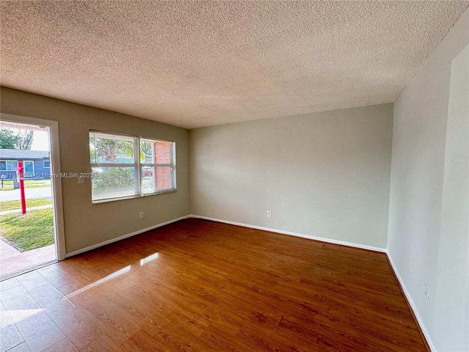 For Rent: $1,750 (2 beds, 1 baths, 768 Square Feet)