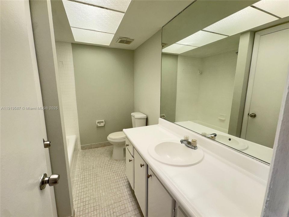 For Rent: $1,750 (2 beds, 1 baths, 768 Square Feet)