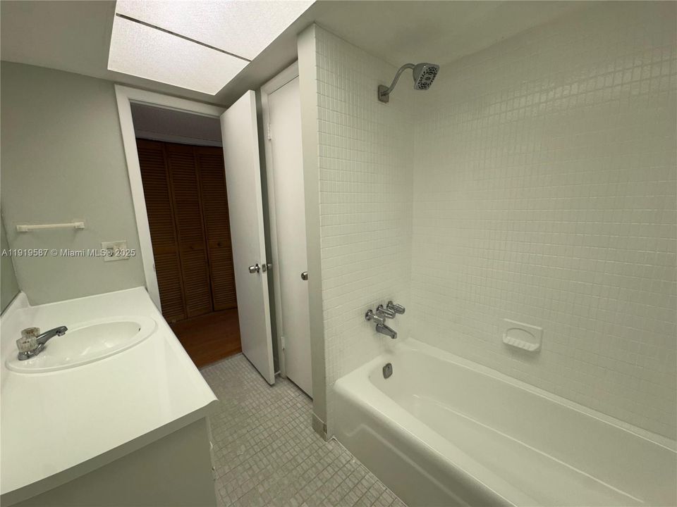 For Rent: $1,750 (2 beds, 1 baths, 768 Square Feet)