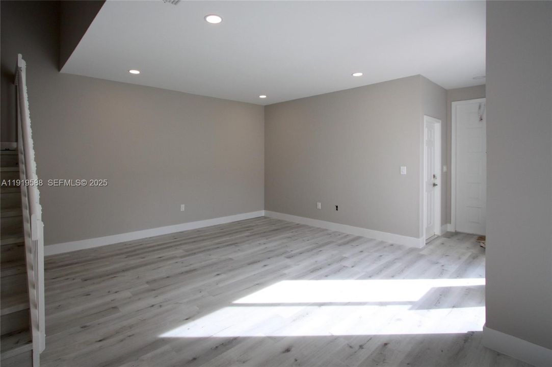 出租: $4,000 (3 贝兹, 2 浴室, 1748 平方英尺)