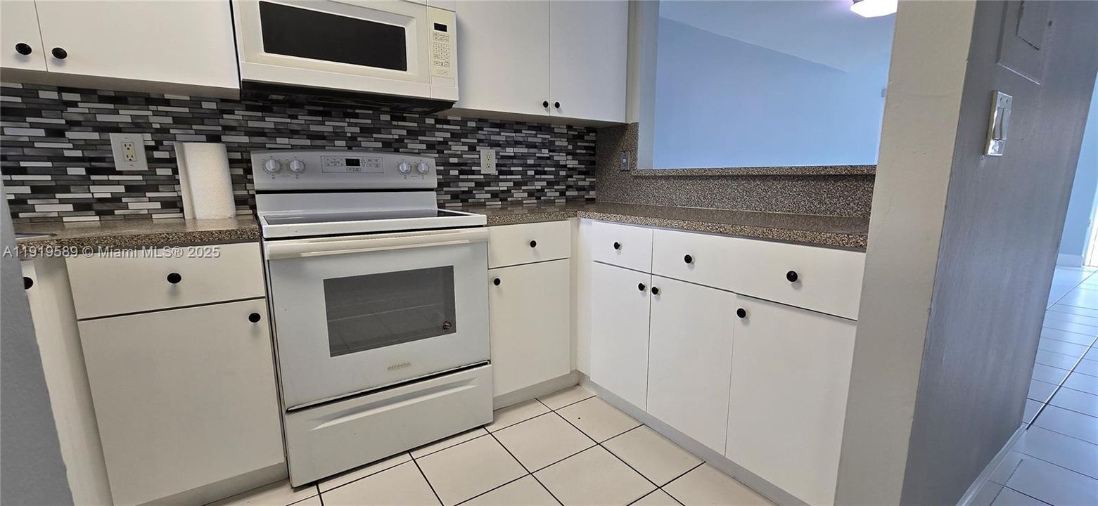 For Sale: $272,000 (2 beds, 1 baths, 960 Square Feet)