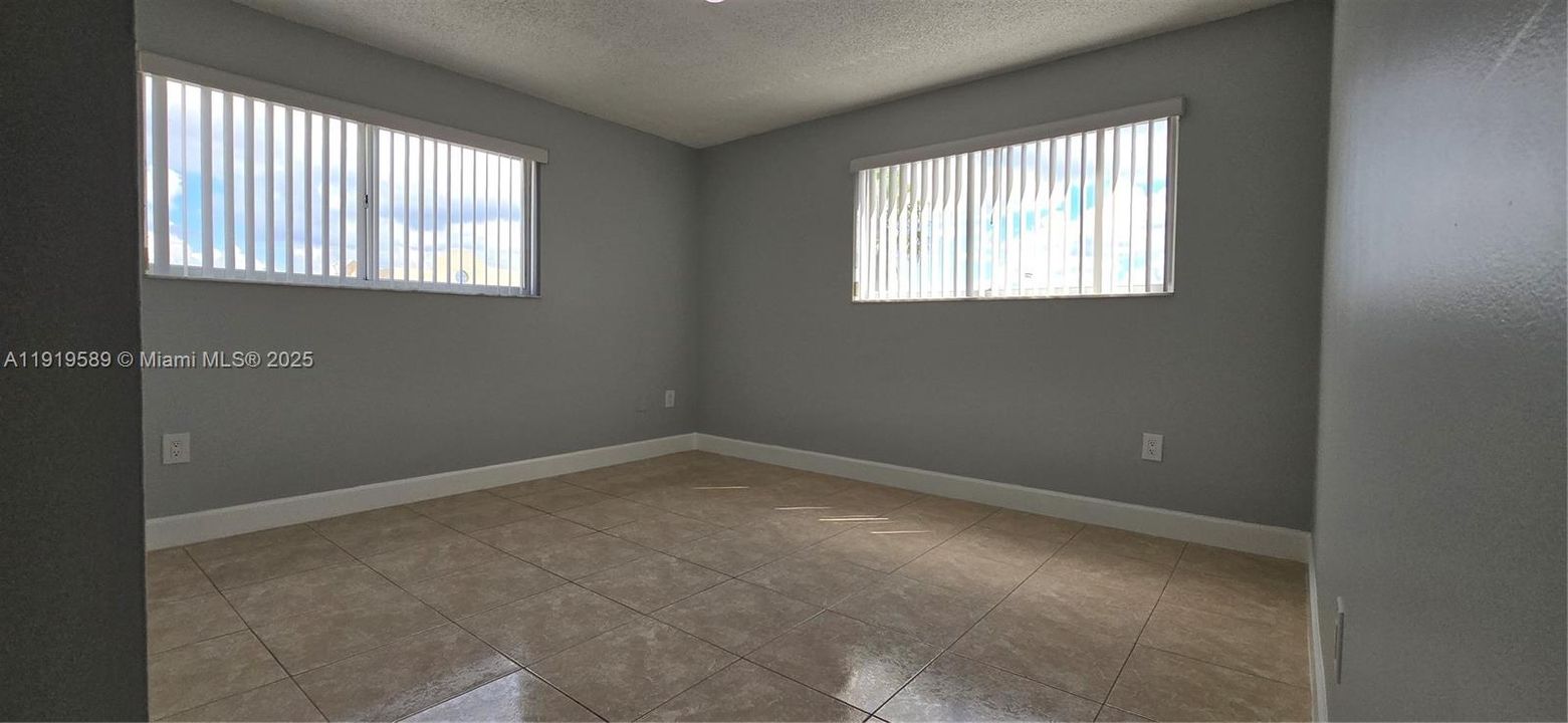 For Sale: $272,000 (2 beds, 1 baths, 960 Square Feet)