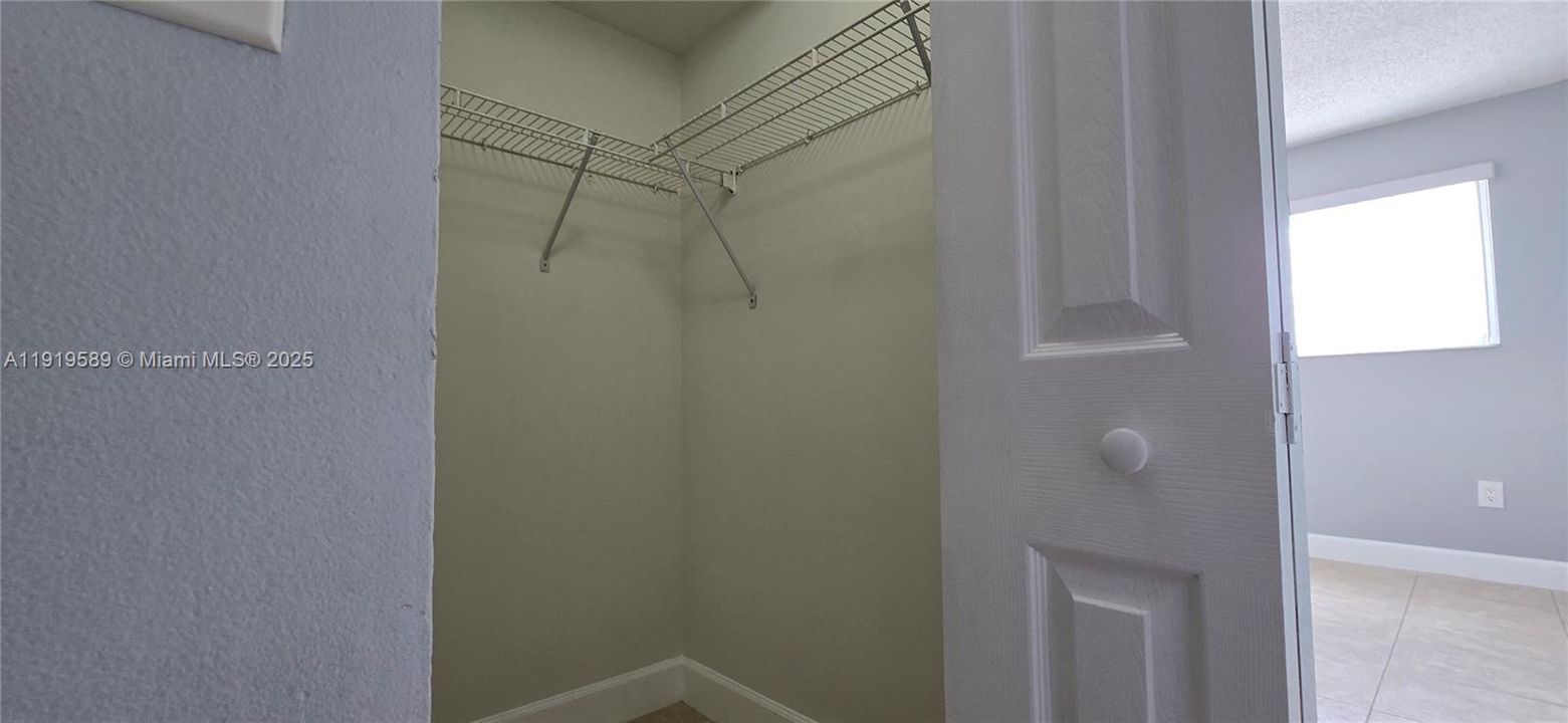 For Sale: $272,000 (2 beds, 1 baths, 960 Square Feet)