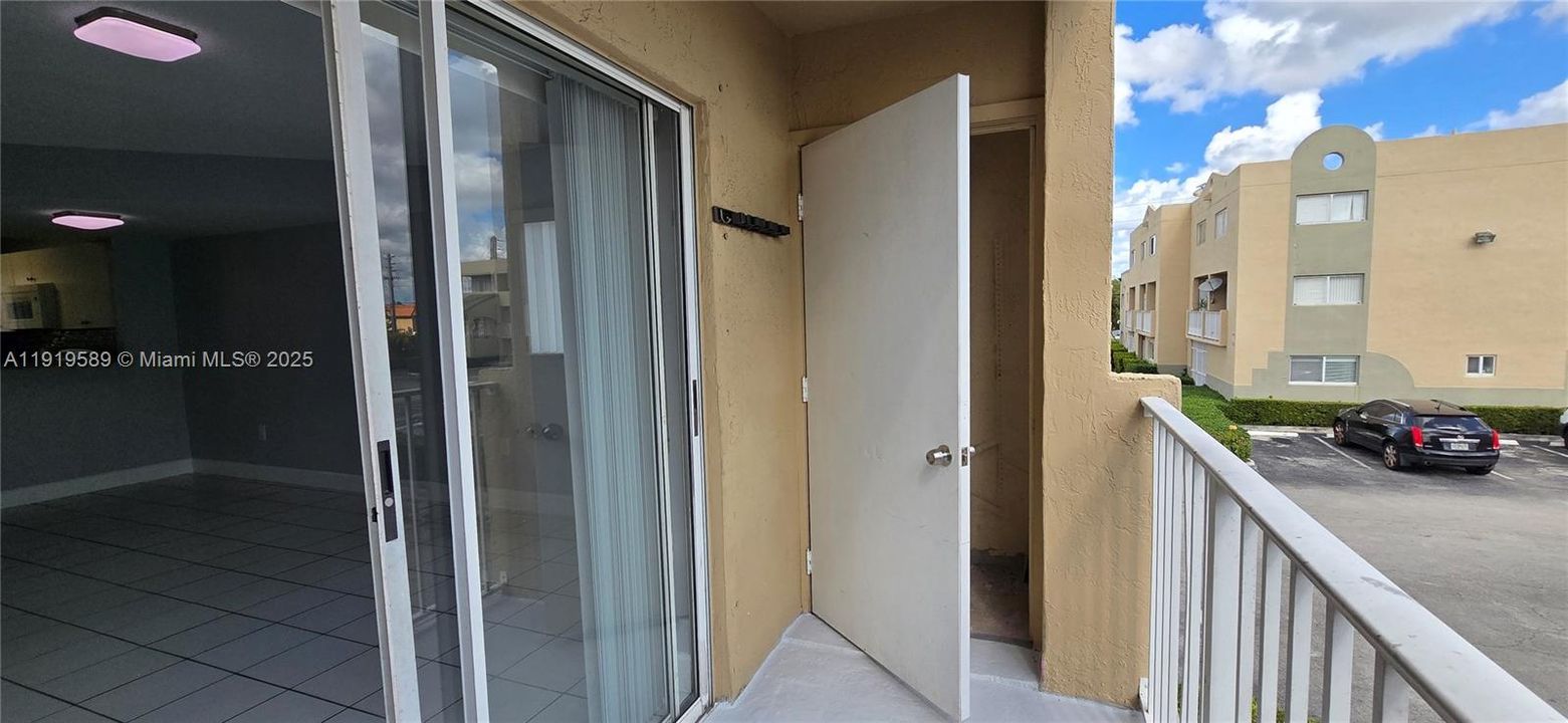 For Sale: $272,000 (2 beds, 1 baths, 960 Square Feet)