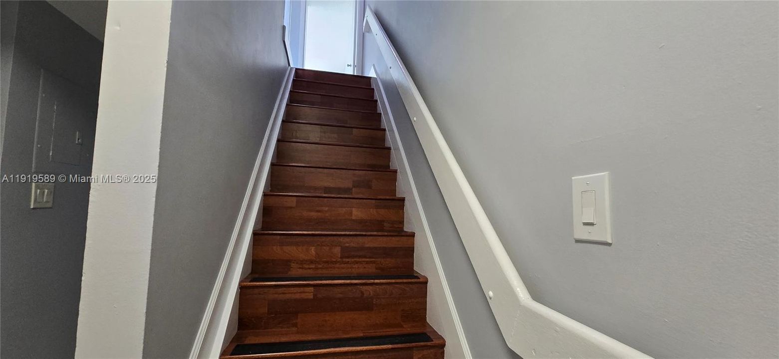 For Sale: $272,000 (2 beds, 1 baths, 960 Square Feet)