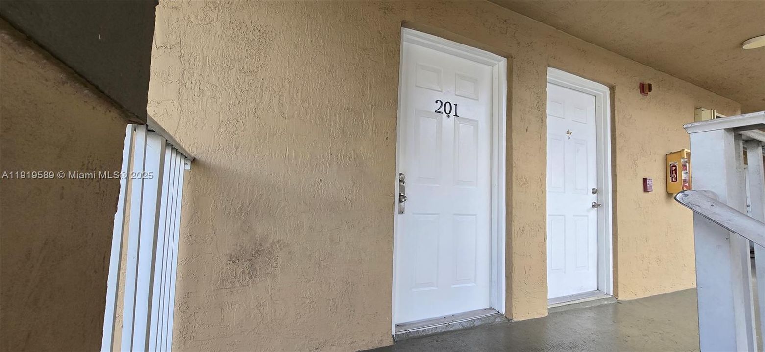 For Sale: $272,000 (2 beds, 1 baths, 960 Square Feet)