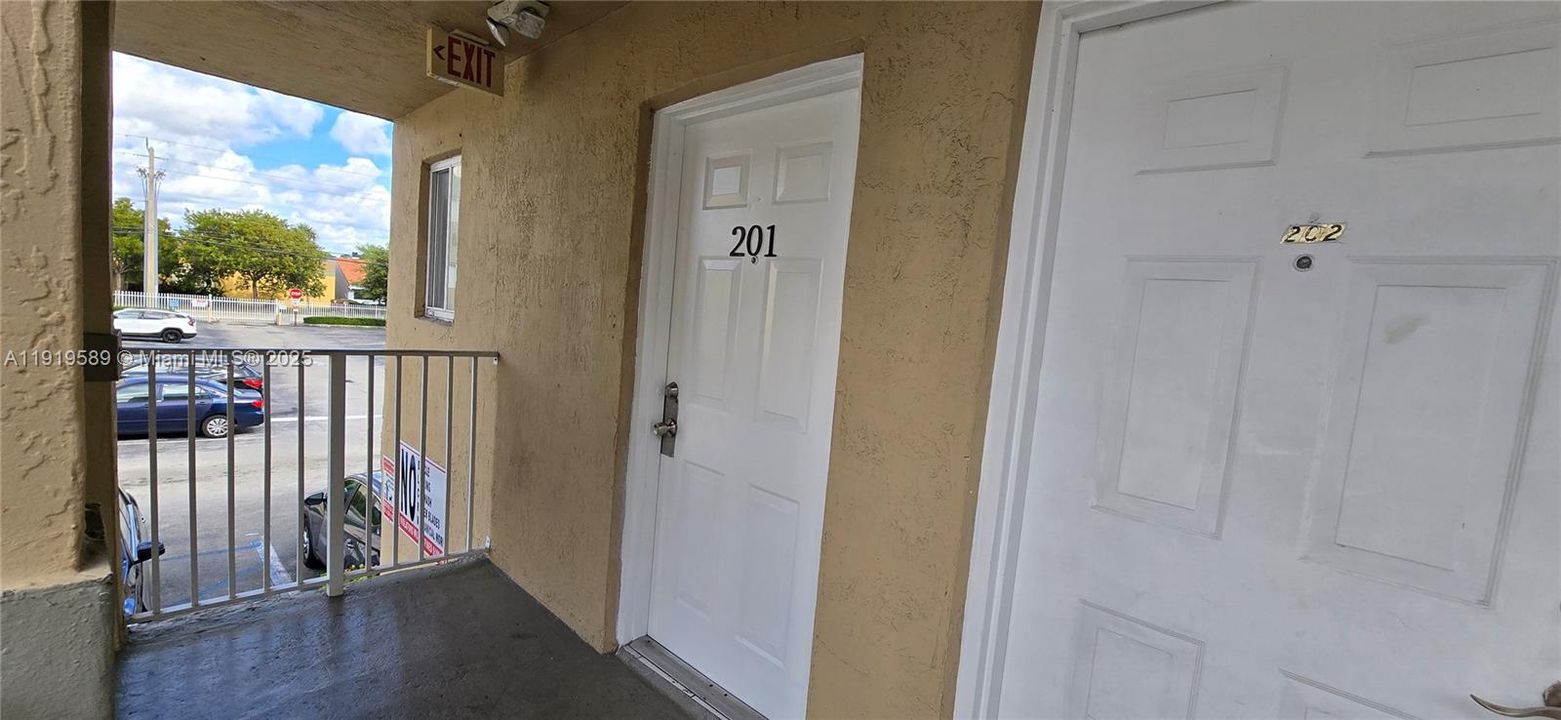 For Sale: $272,000 (2 beds, 1 baths, 960 Square Feet)