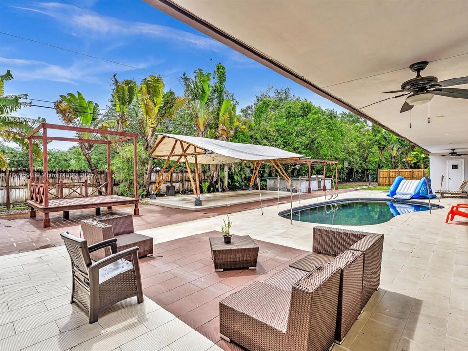 待售: $2,250,000 (5 贝兹, 4 浴室, 4073 平方英尺)