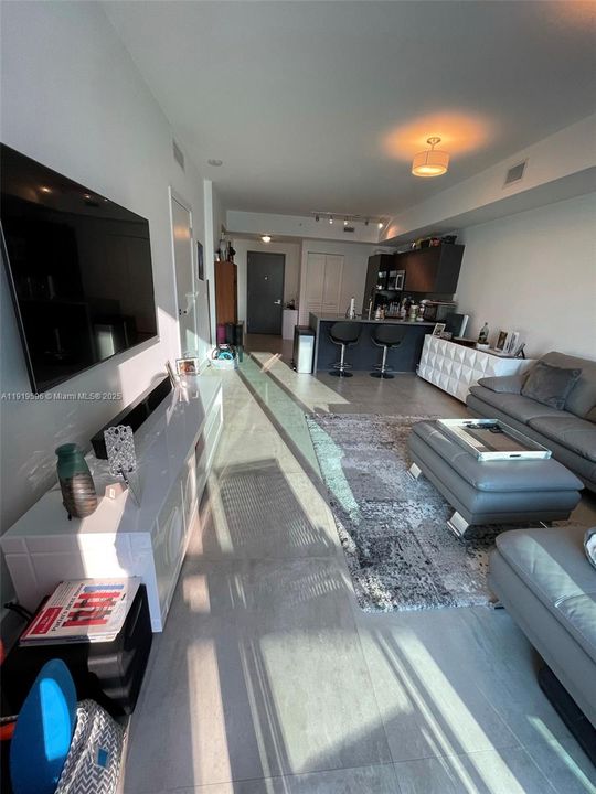 Recently Rented: $4,000 (1 beds, 1 baths, 905 Square Feet)