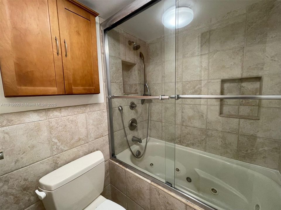 For Sale: $222,000 (2 beds, 2 baths, 940 Square Feet)