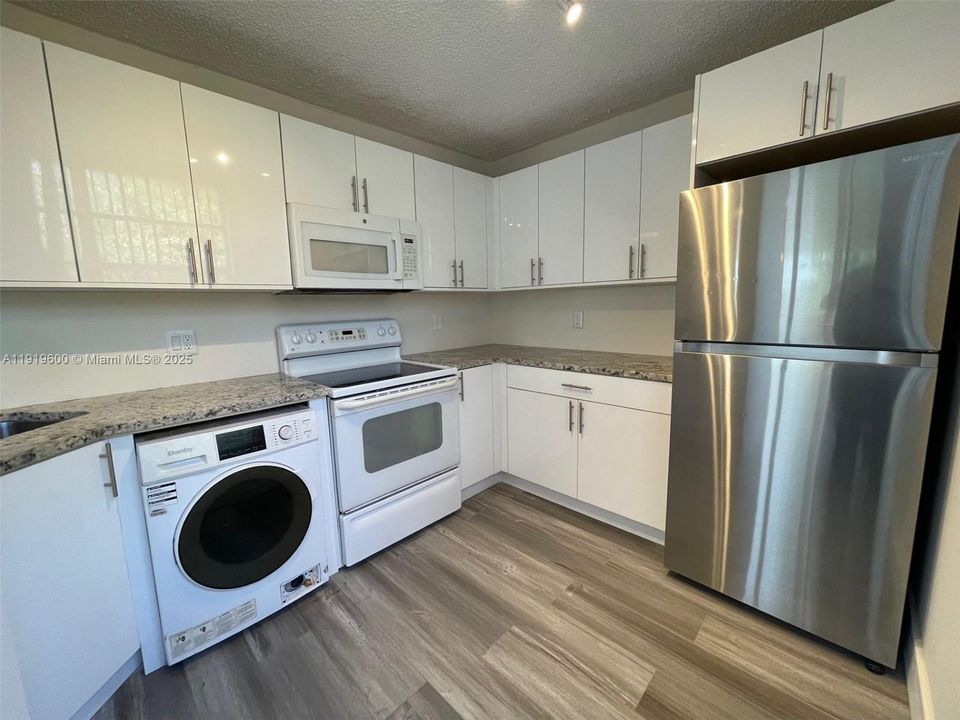 For Sale: $222,000 (2 beds, 2 baths, 940 Square Feet)