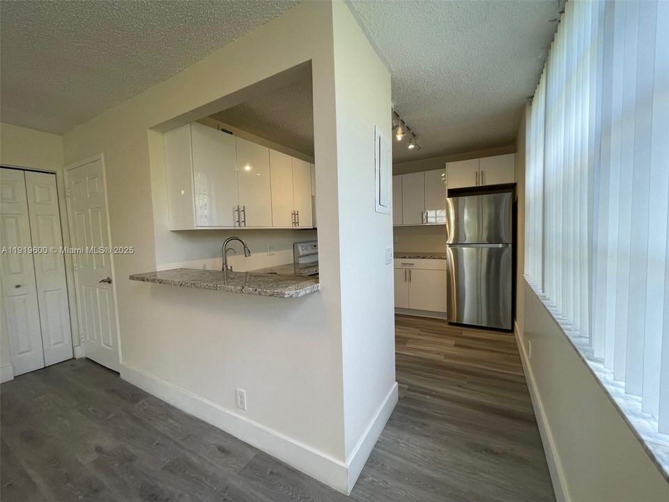 For Sale: $222,000 (2 beds, 2 baths, 940 Square Feet)